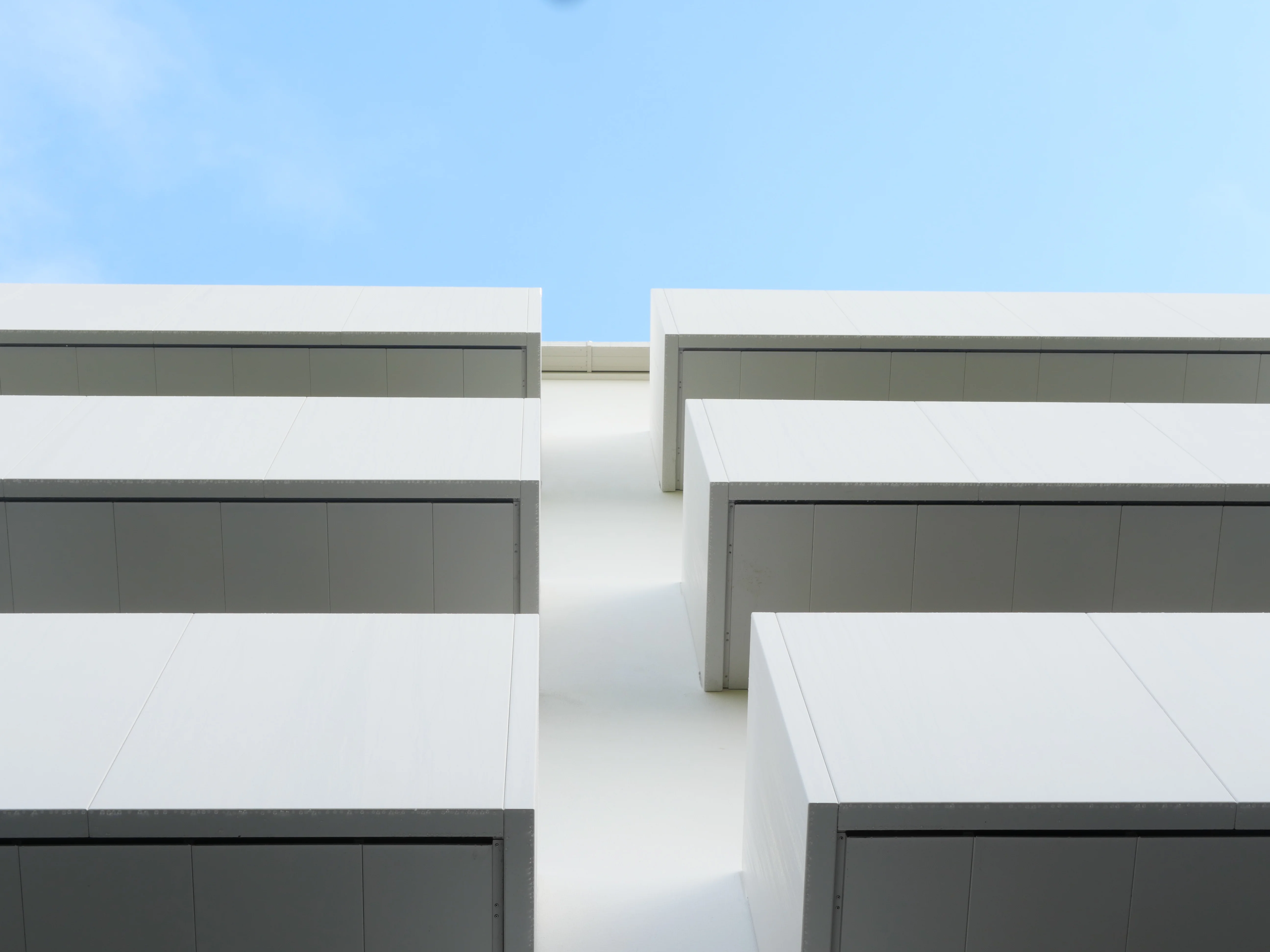 Stacked Grappler balconies across the facade of The Ridge, all 42 installed in 18 hours