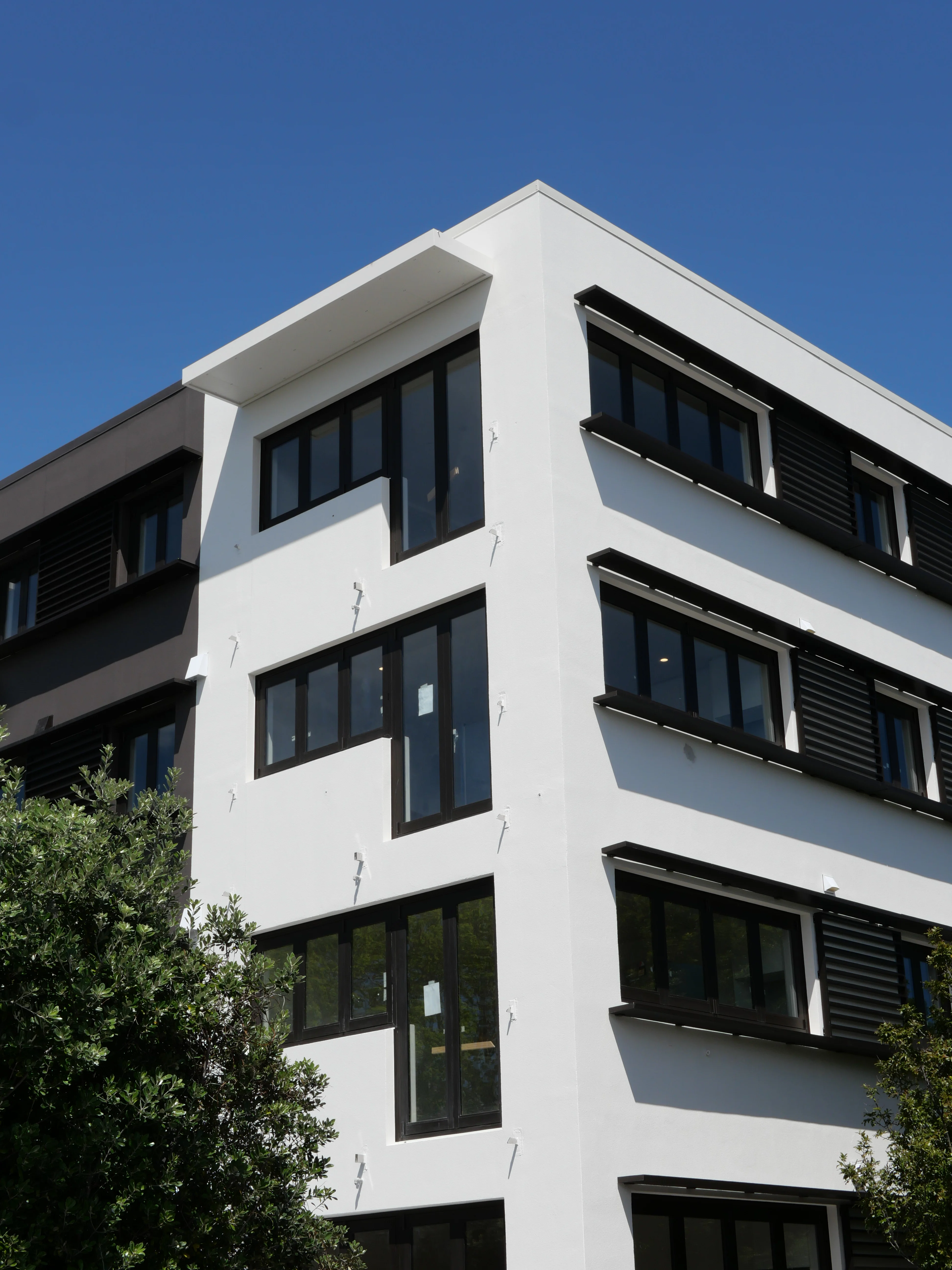Stacked Grappler balconies across the facade of The Ridge, all 42 installed in 18 hours
