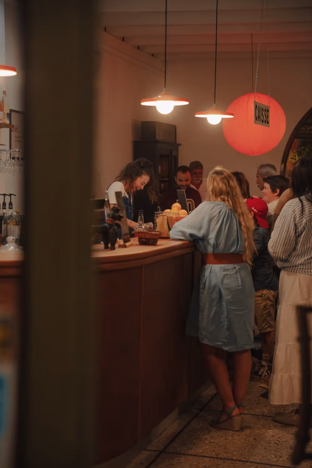 Bar de Surella, on peut voir les deux soeurs servir des clients