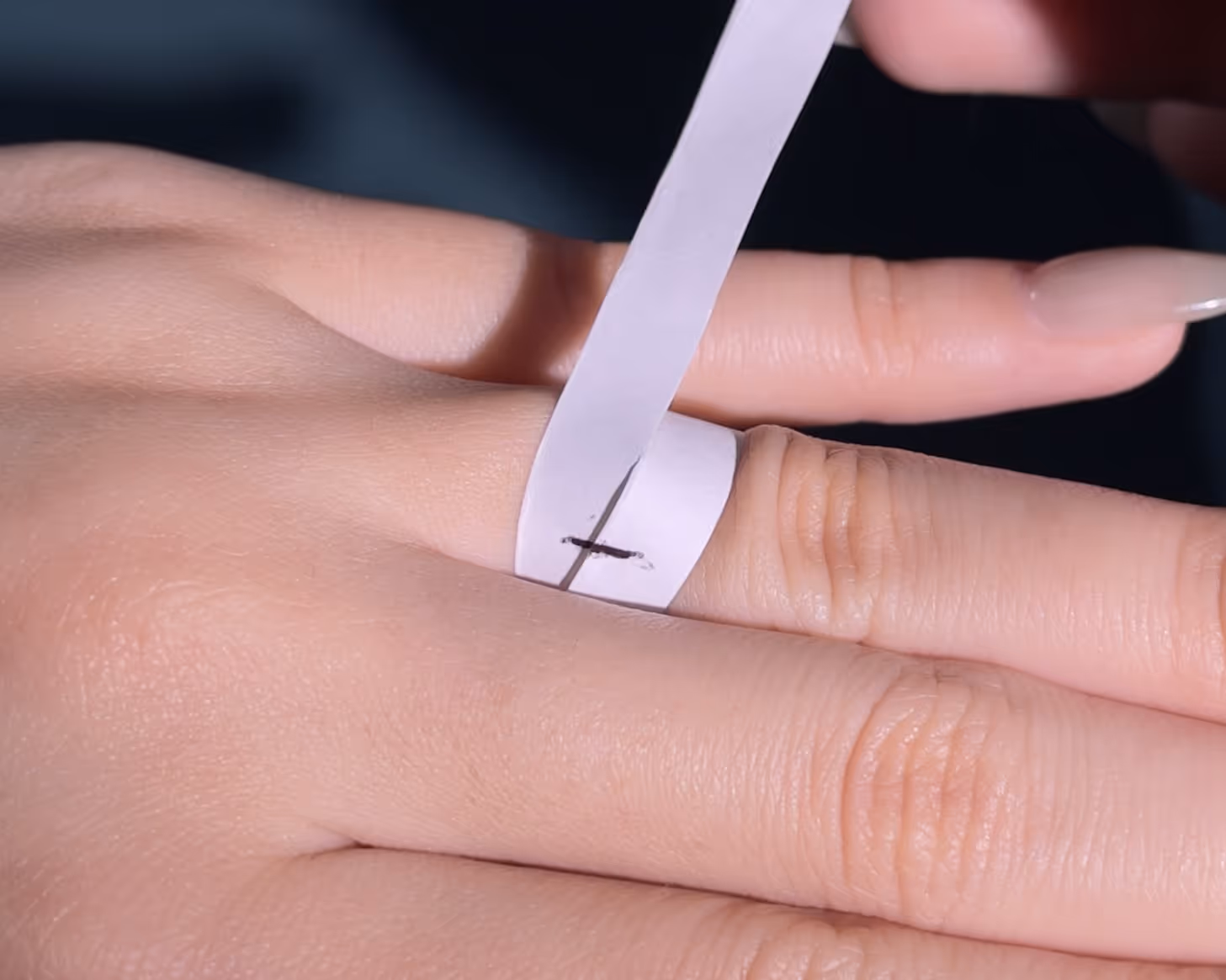 Hướng dân cách đo ni tay của Lucy Bui Diamond & Jewelry