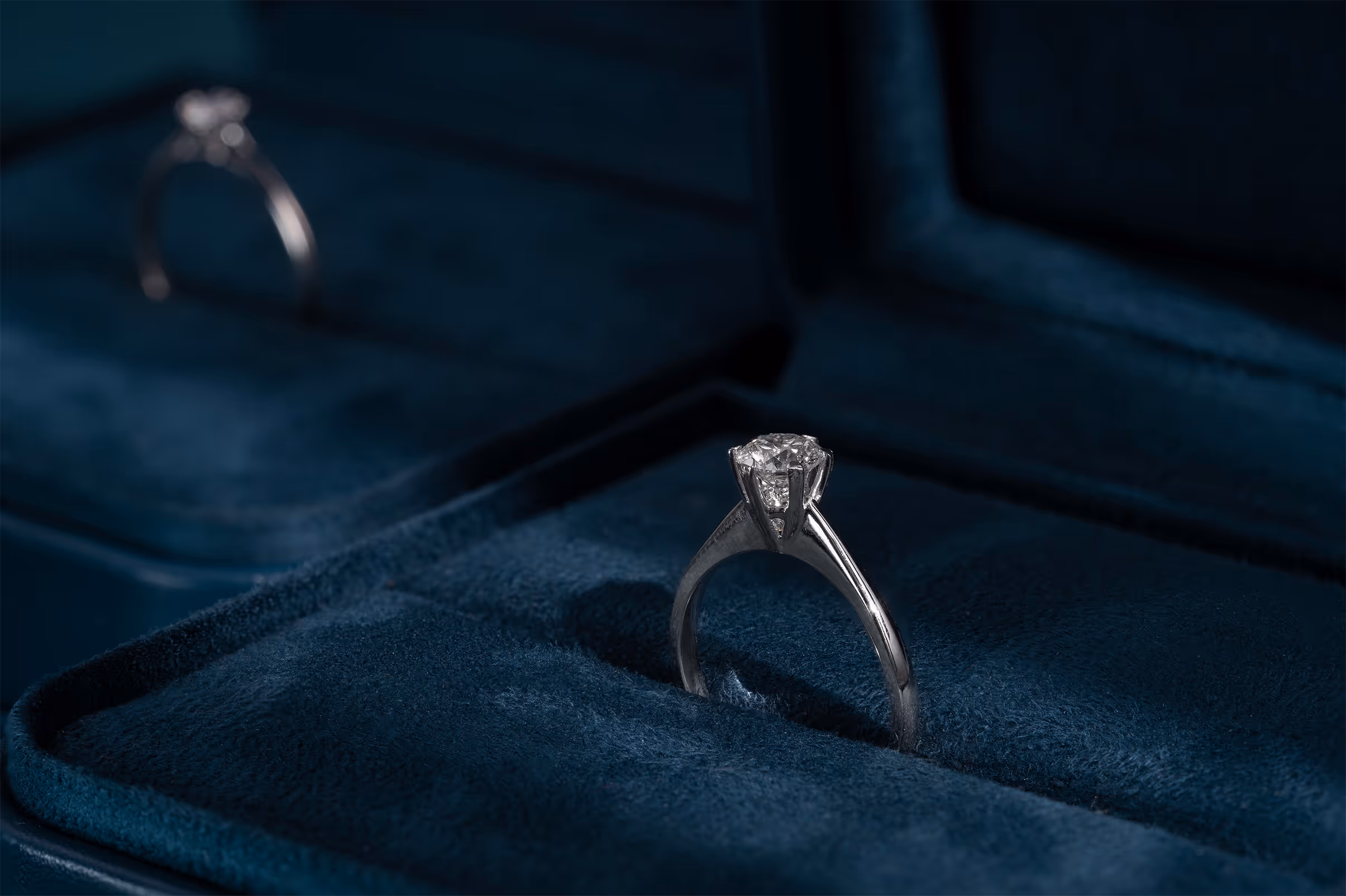 Ảnh trang sức trên nền xanh của Lucy Bui Diamond & Jewelry