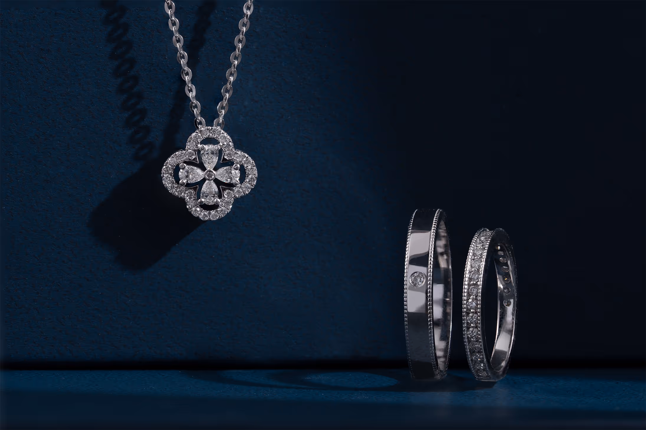 Ảnh trang sức trên nền xanh của Lucy Bui Diamond & Jewelry