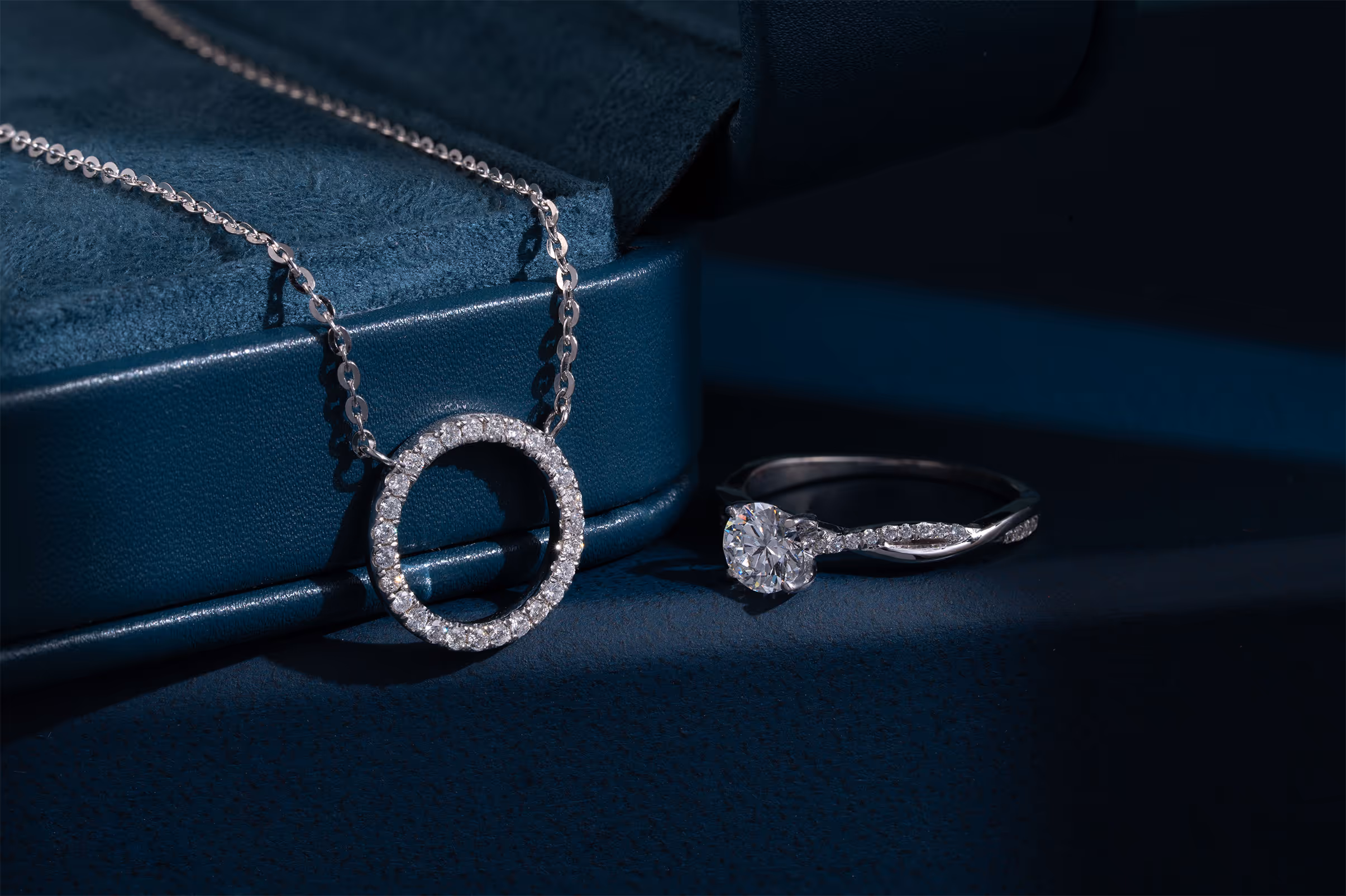 Ảnh trang sức trên nền xanh của Lucy Bui Diamond & Jewelry