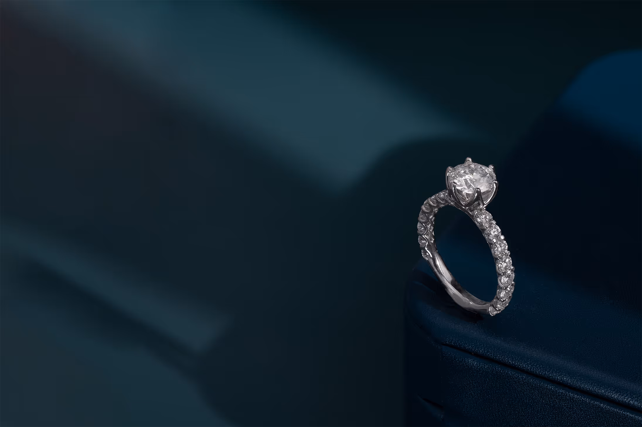 Ảnh trang sức trên nền xanh của Lucy Bui Diamond & Jewelry