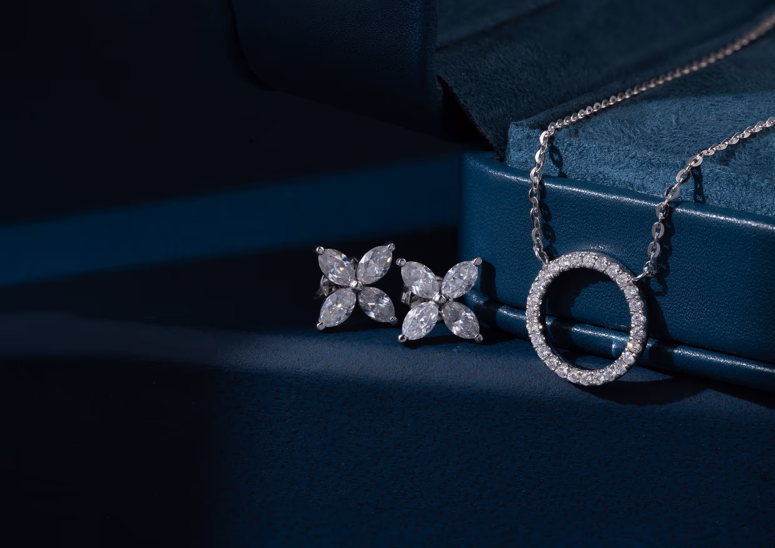 Ảnh trang sức trên nền xanh của Lucy Bui Diamond & Jewelry