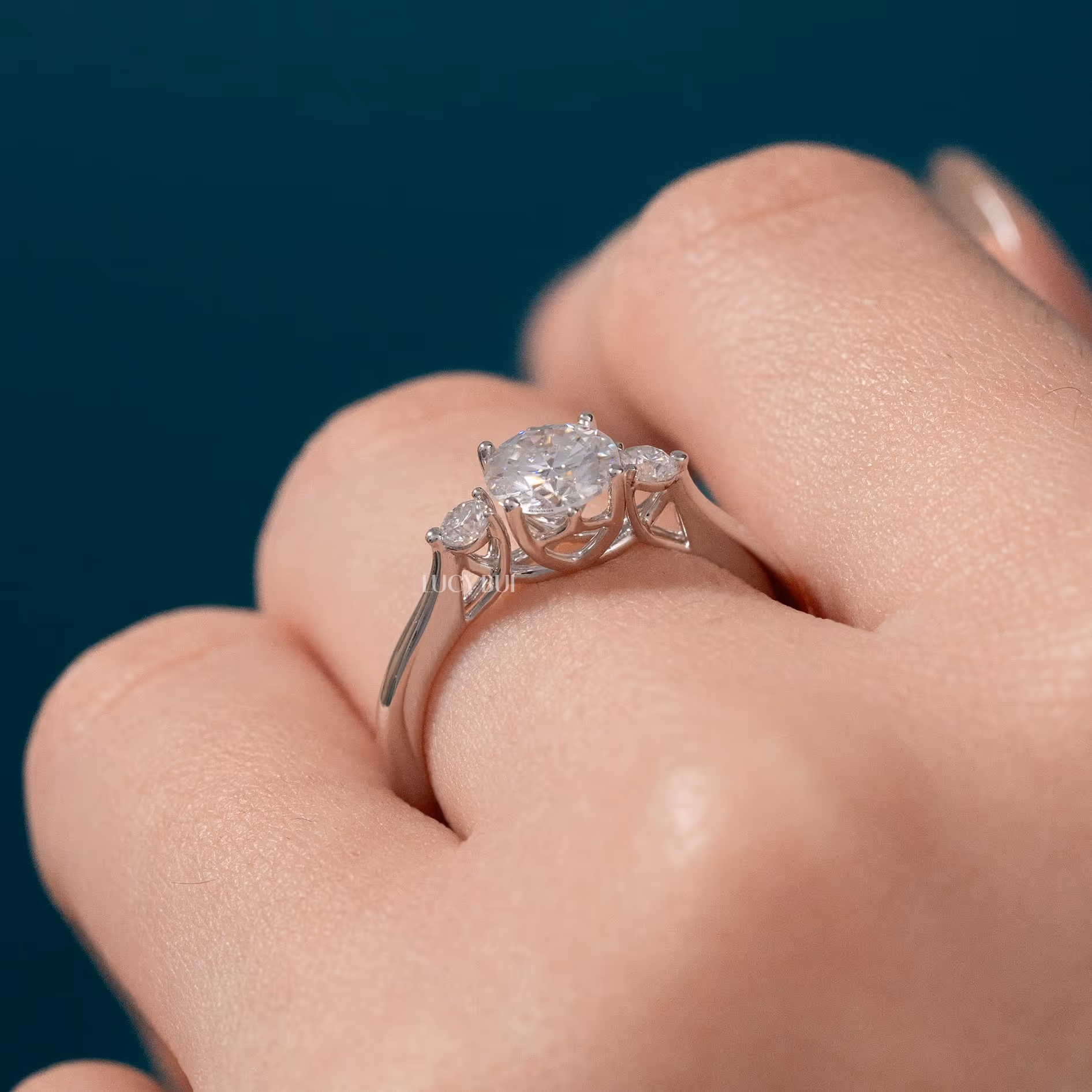 Cathedral 3-Stone đá Moissanite