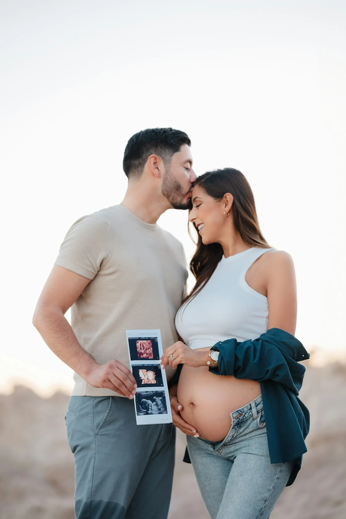 Pareja esperando un bebé en la clínica de fertilidad Avida