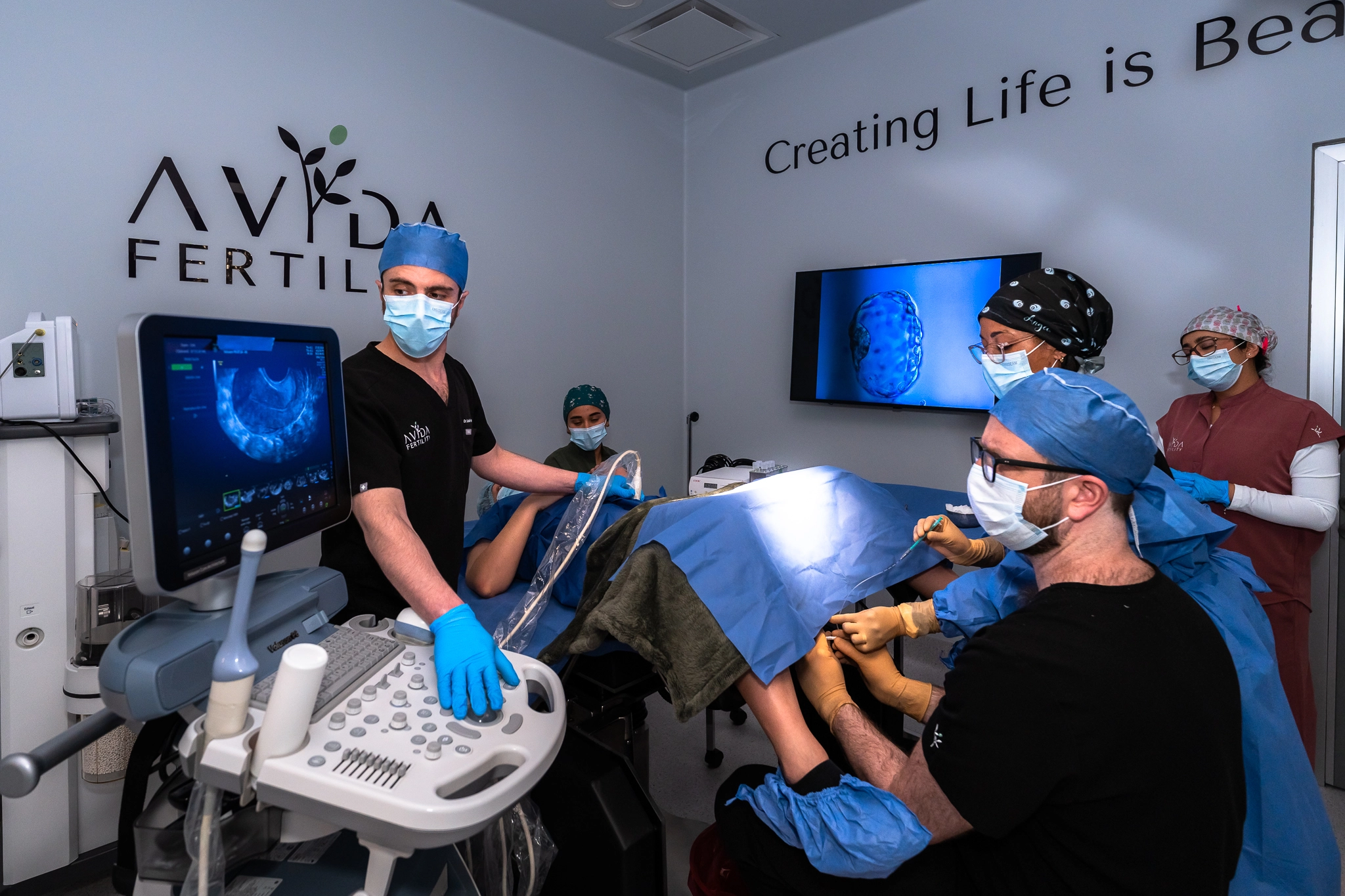 Equipo médico de Avida Fertility durante un procedimiento de FIV