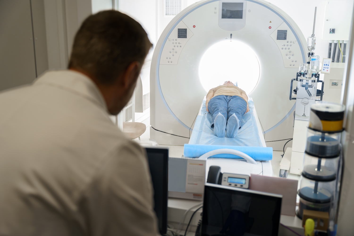 Patient liegt während einer bildgebenden Untersuchung in einem CT-Gerät nach einem Schleudertrauma.