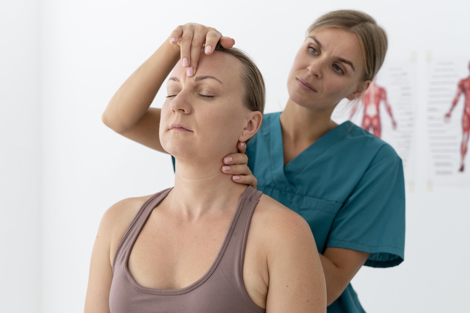 Physiotherapeutin untersucht und mobilisiert die Halswirbelsäule einer Patientin bei Spannungskopfschmerzen.