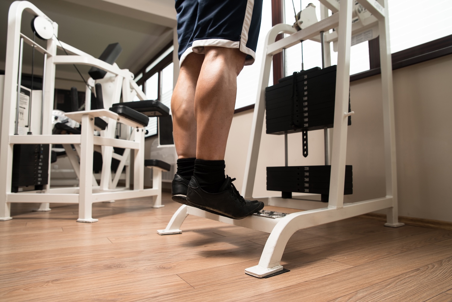 Athlete performs eccentric heel drops following the Alfredson protocol for Achilles tendon rehabilitation.