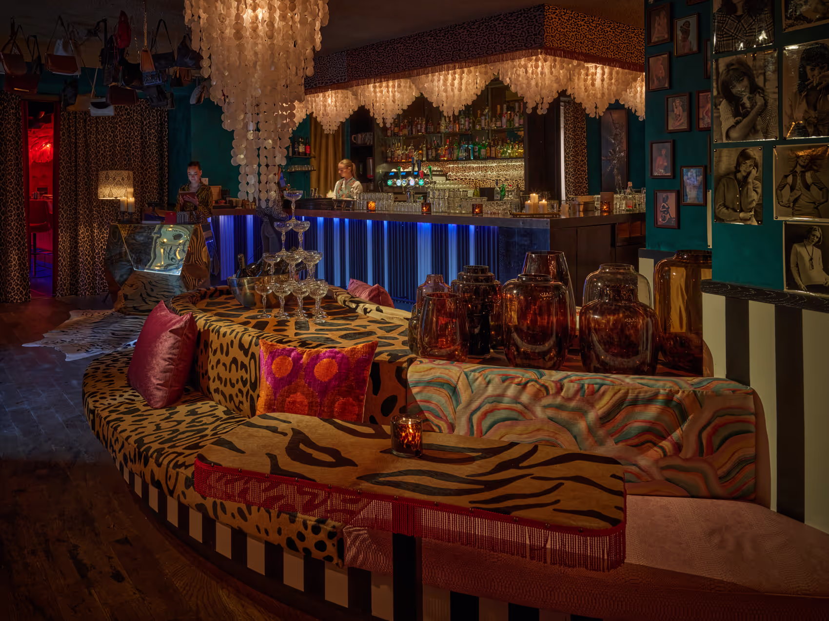 Foto van het interieur en de bar van La Nostra Gigi
