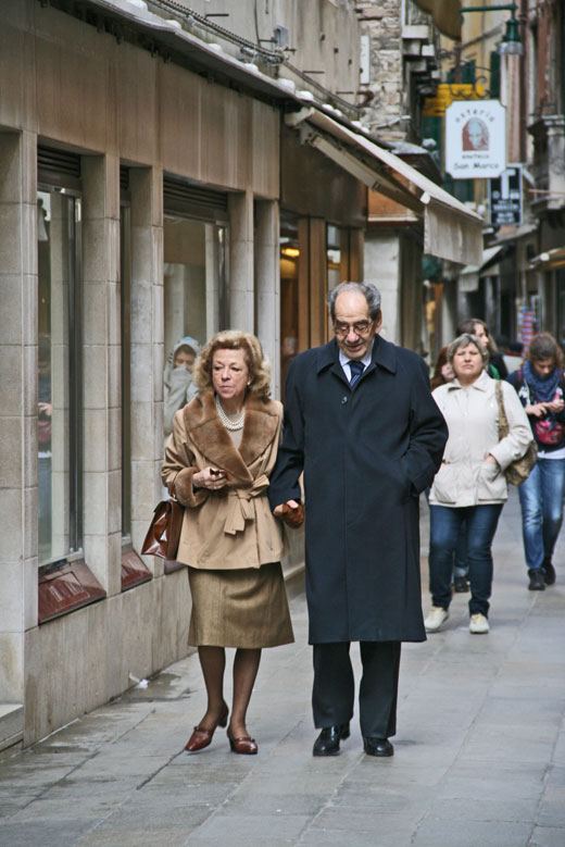 Venice, Italy lovers photos, old couple walking in Venice