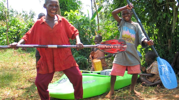 Kayaking in Uganda I @SatuVW I Destination Unknown