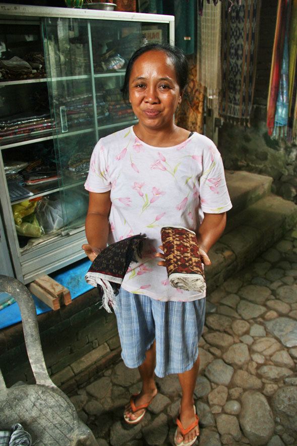 balinese-woman-with-ikat