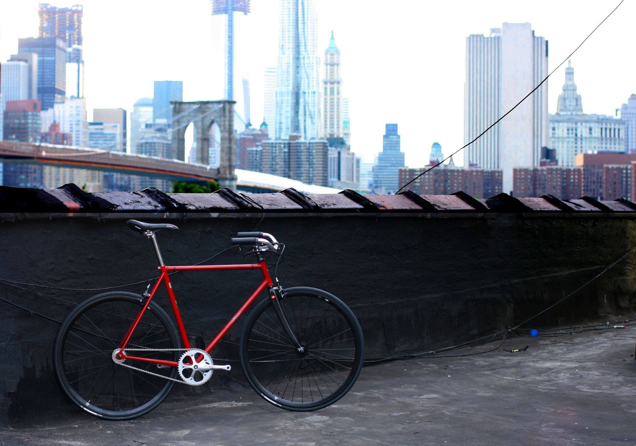 live-Monello-bicycle-with-Brooklyn-Bridge-and-WTC-behind