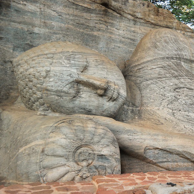 sri lanka statue