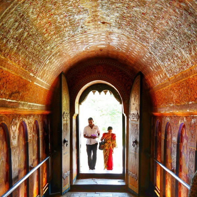 sri lanka kandy temple of tooth entrance