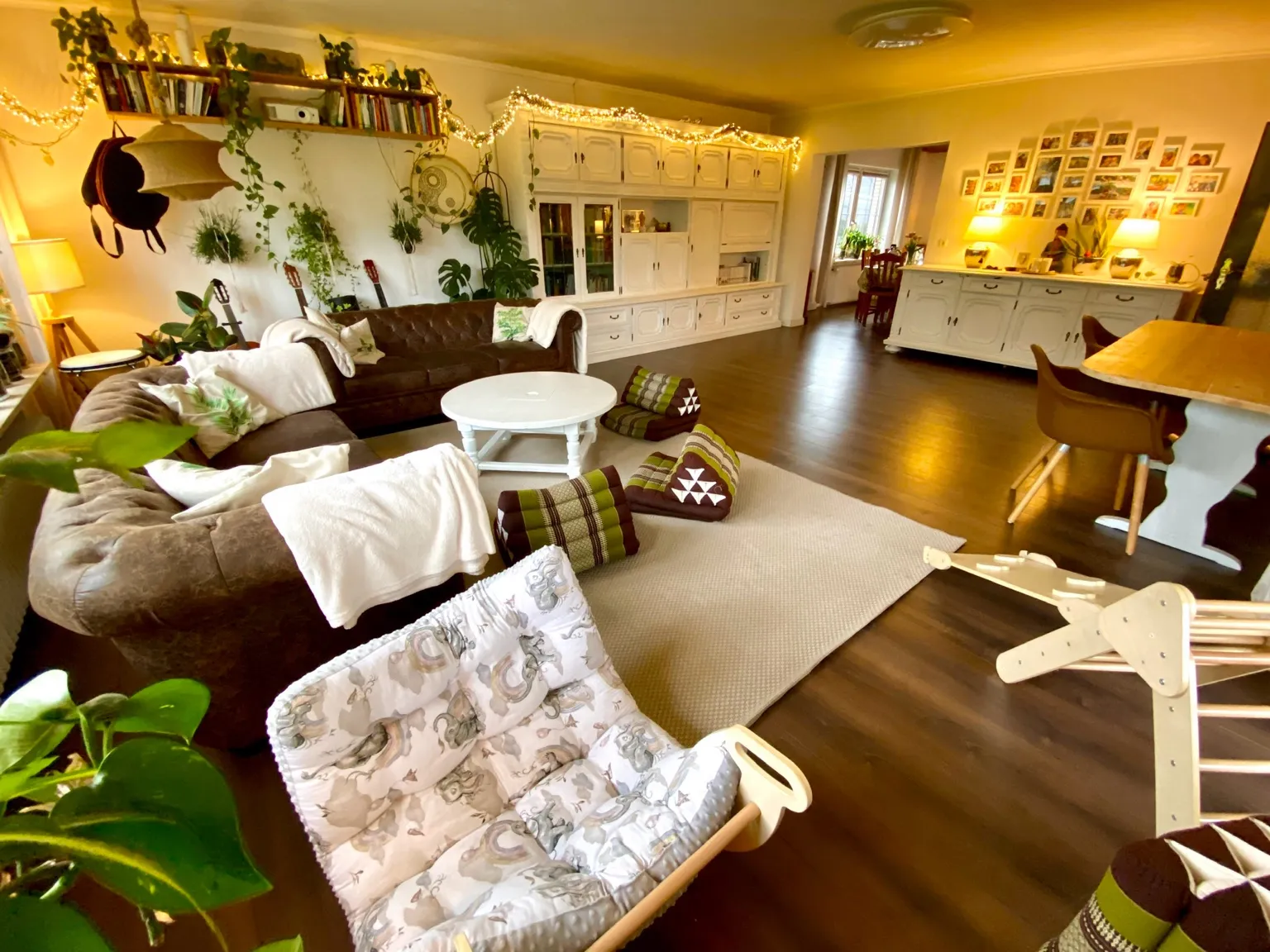 Wohnzimmer mit gemütlichem Sofa für Kinder und Tagesmutter