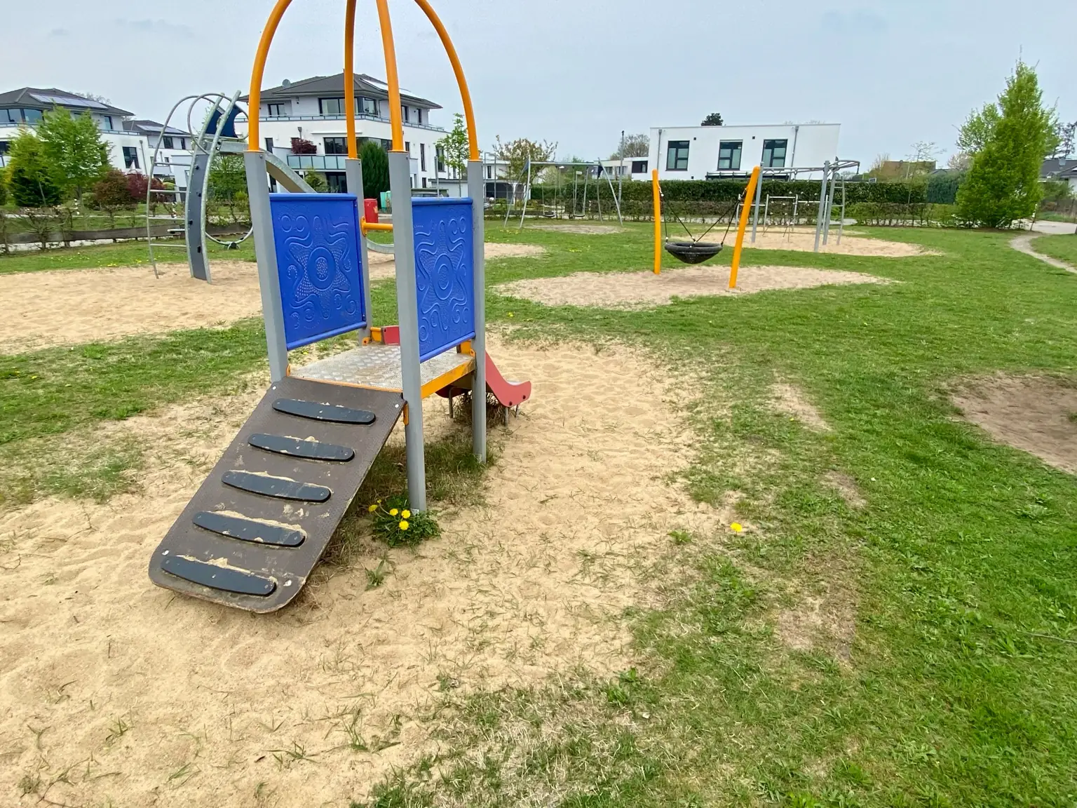 Spielplatz für kinder mit Sand und Rasenfläche