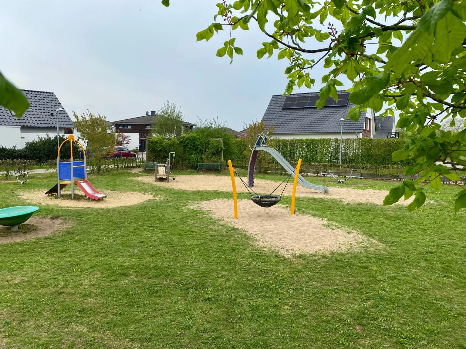 Speilplatz mit Netzschaukel, Rutsche und Wippe