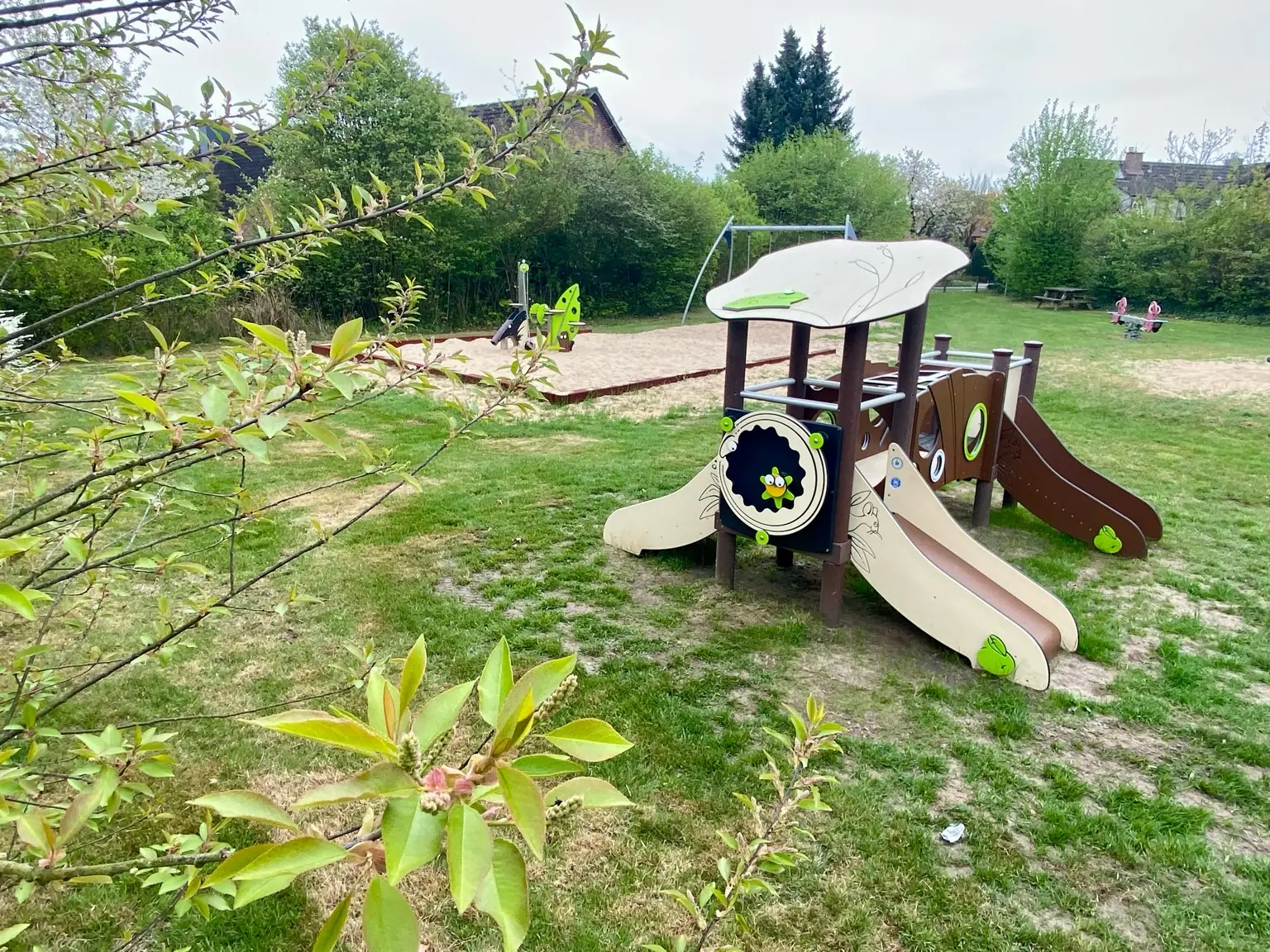 Spielplatz mit Sand und Rutsche