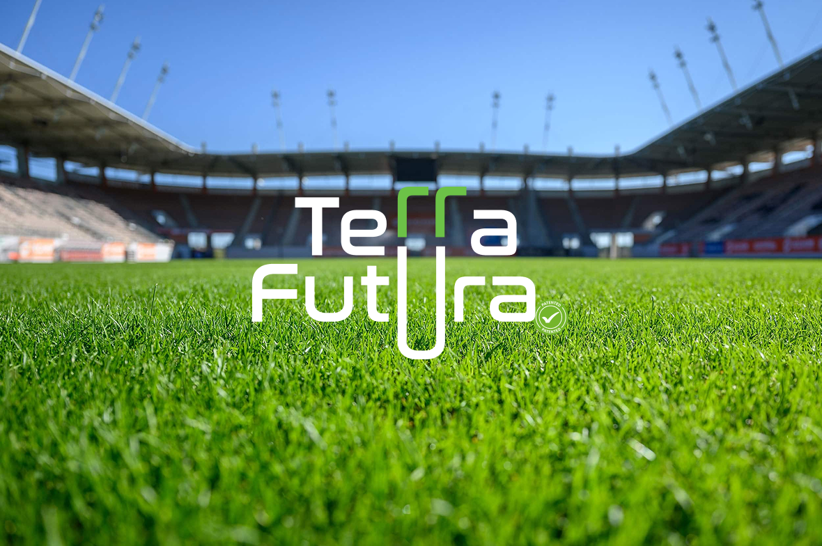 Stadion met natuurgrasveld en Terra Futura-logo, innovatief concept voor duurzame sportveldopbouw