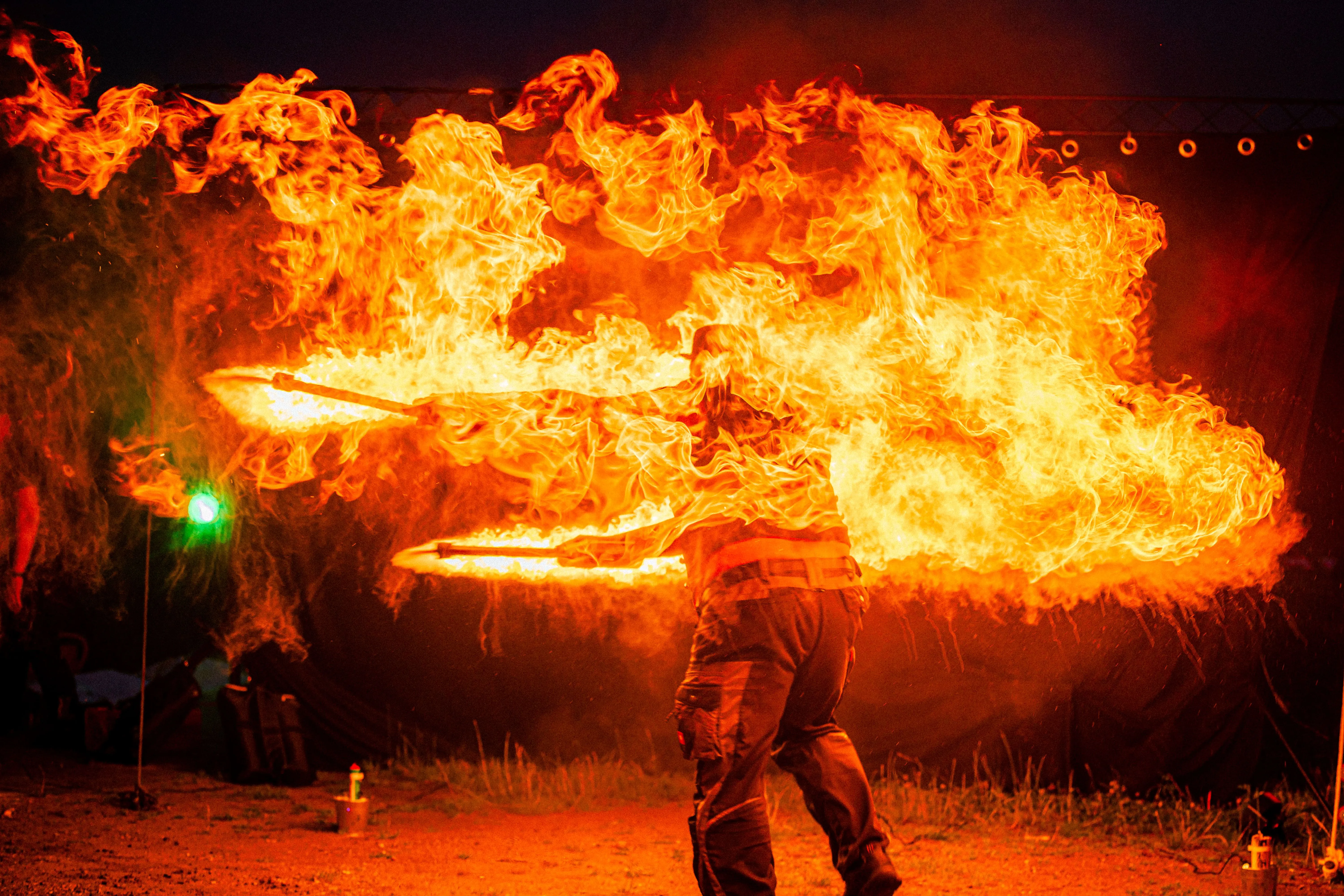 Feuerkünstler Fire-Flash Production mit Lycobottle in Feuerring