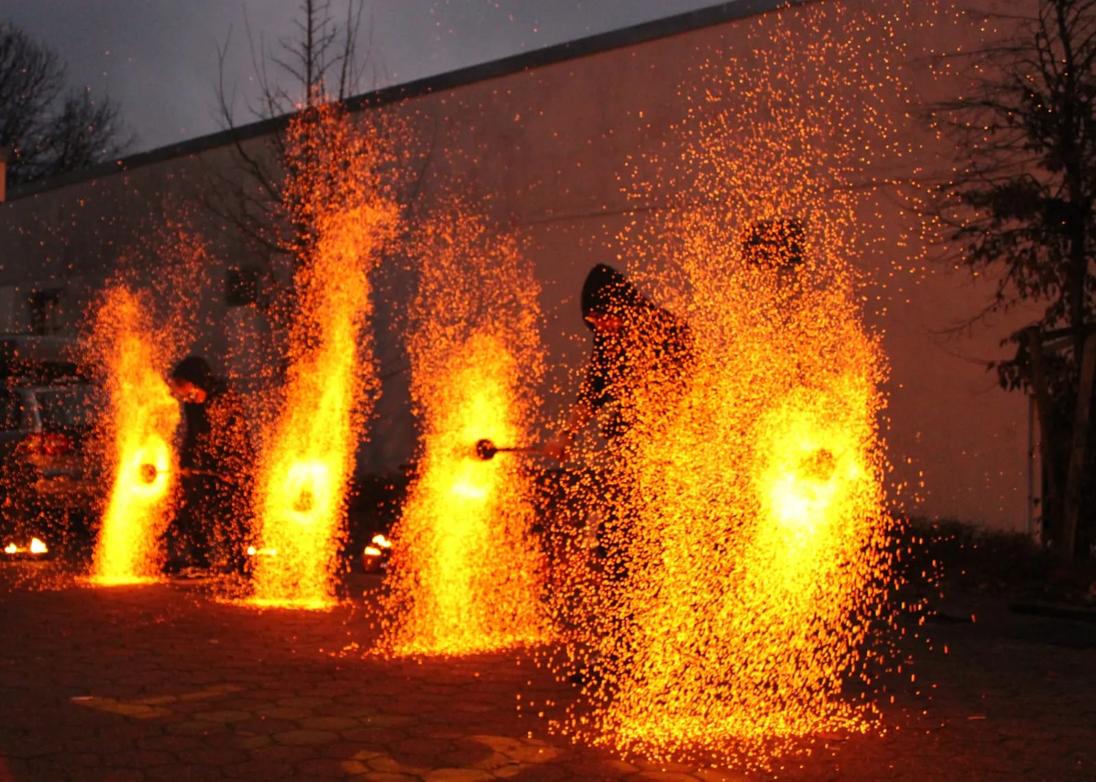 Feuerkünstler von Fire-Flash Production mit Kohlestäben