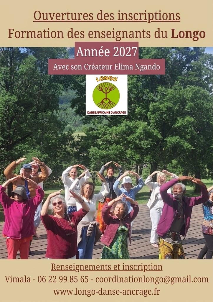 Groupe de personnes dansant en plein air sur une terrasse en bois, entourées d'arbres verts, avec texte sur une formation des enseignants de Longo en 2026 avec Elima Ngando et coordonnées de contact.