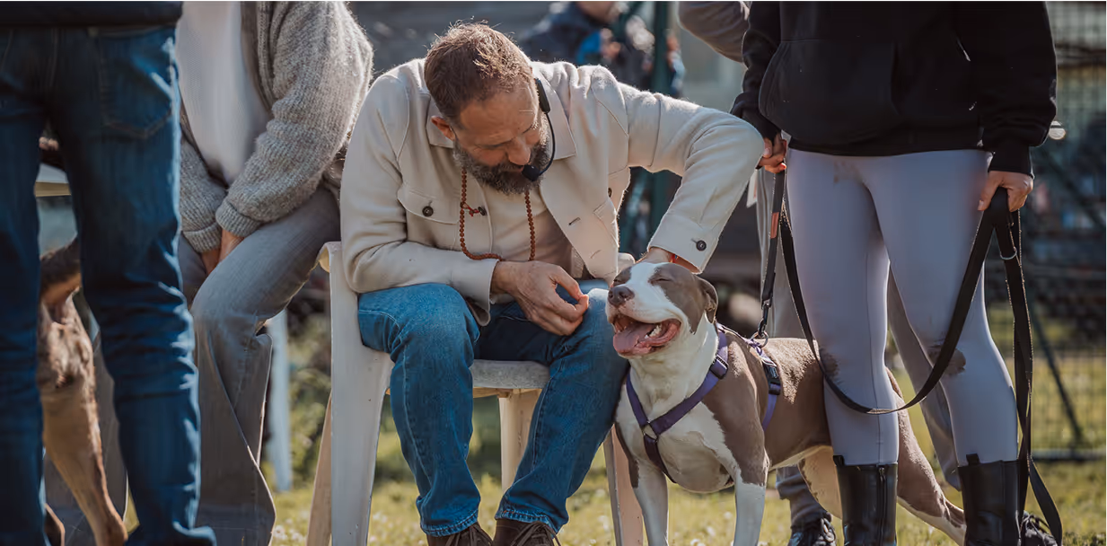 Angelo Vaira interagisce con un cane