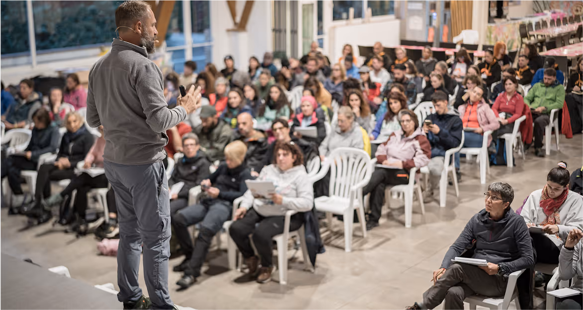 Angelo Vaira parla ad una platea