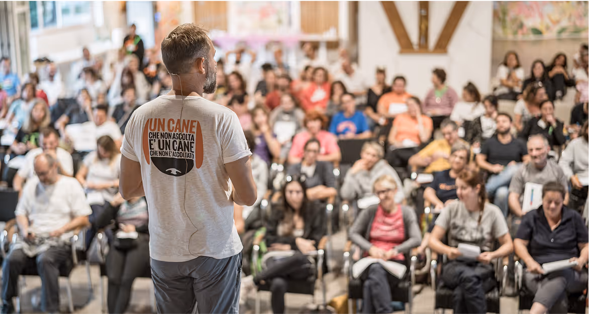 Angelo Vaira parla ad una platea