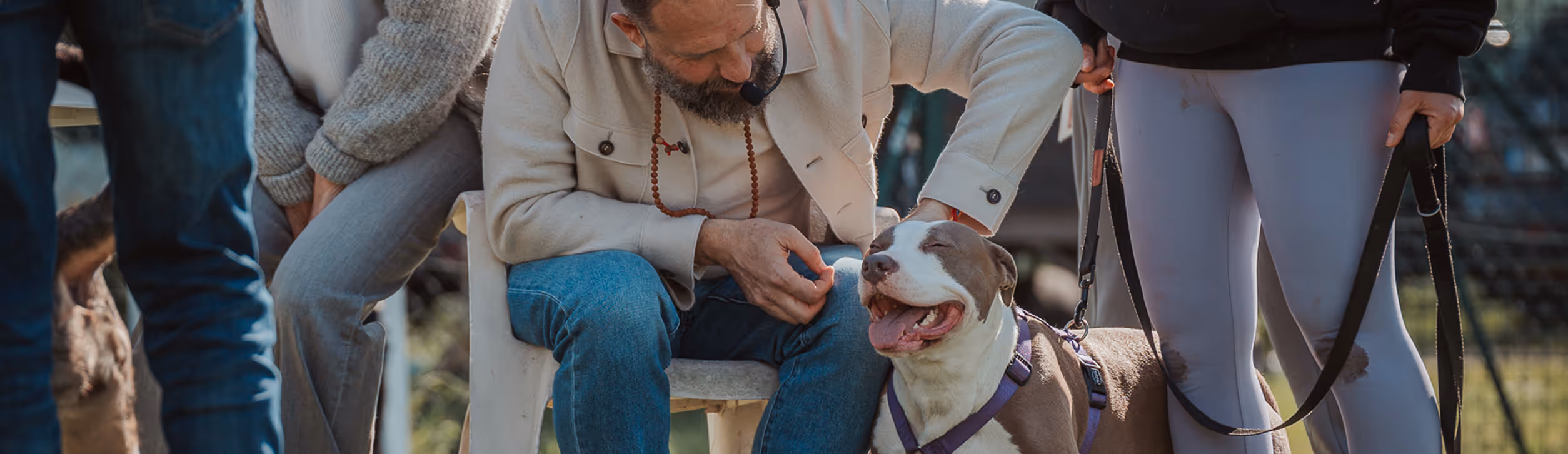 Angelo Vaira interagisce con un cane