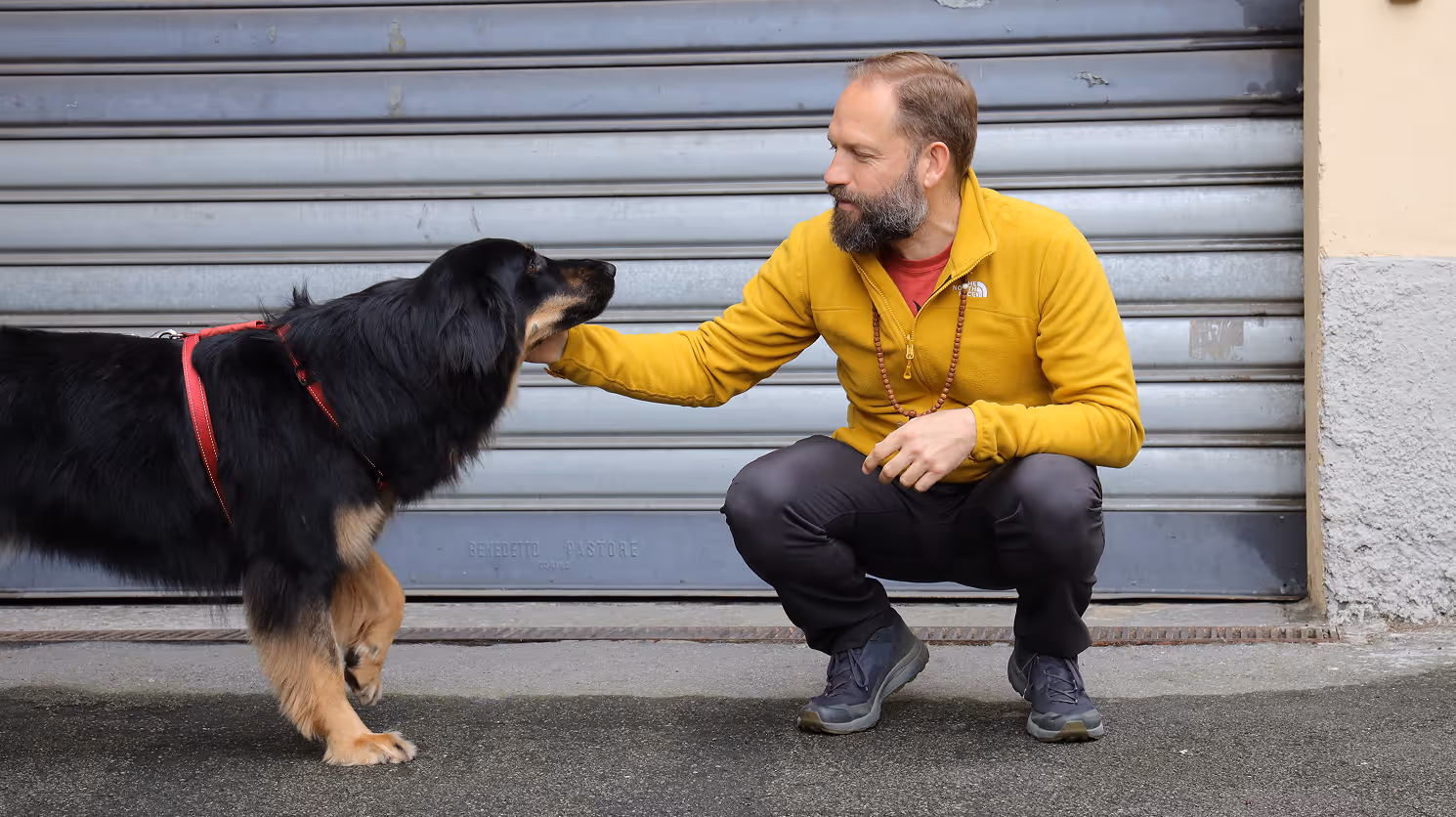 Angelo Vaira accerezza un cane