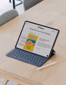 Tablet mit Tastatur und Stift auf einem Holztisch, die einen Sitzungskontrollplan auf dem Bildschirm zeigt.