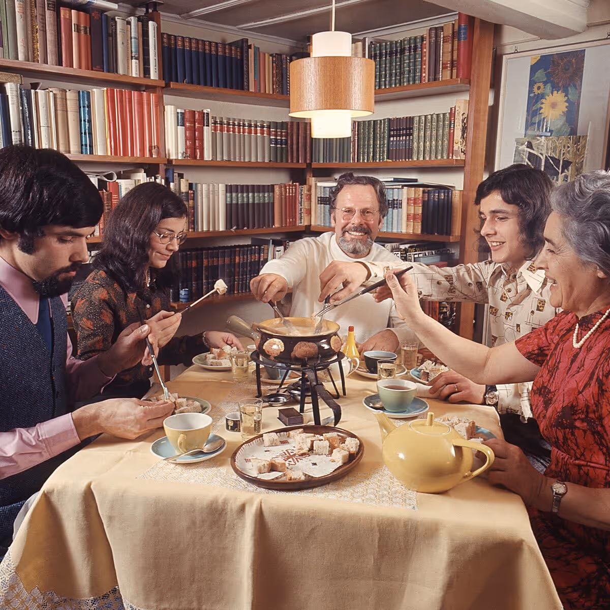 Nahaufnahme von mehreren glänzenden humanoiden Robotern mit bläulichen Oberflächen vor dunklem Hintergrund.