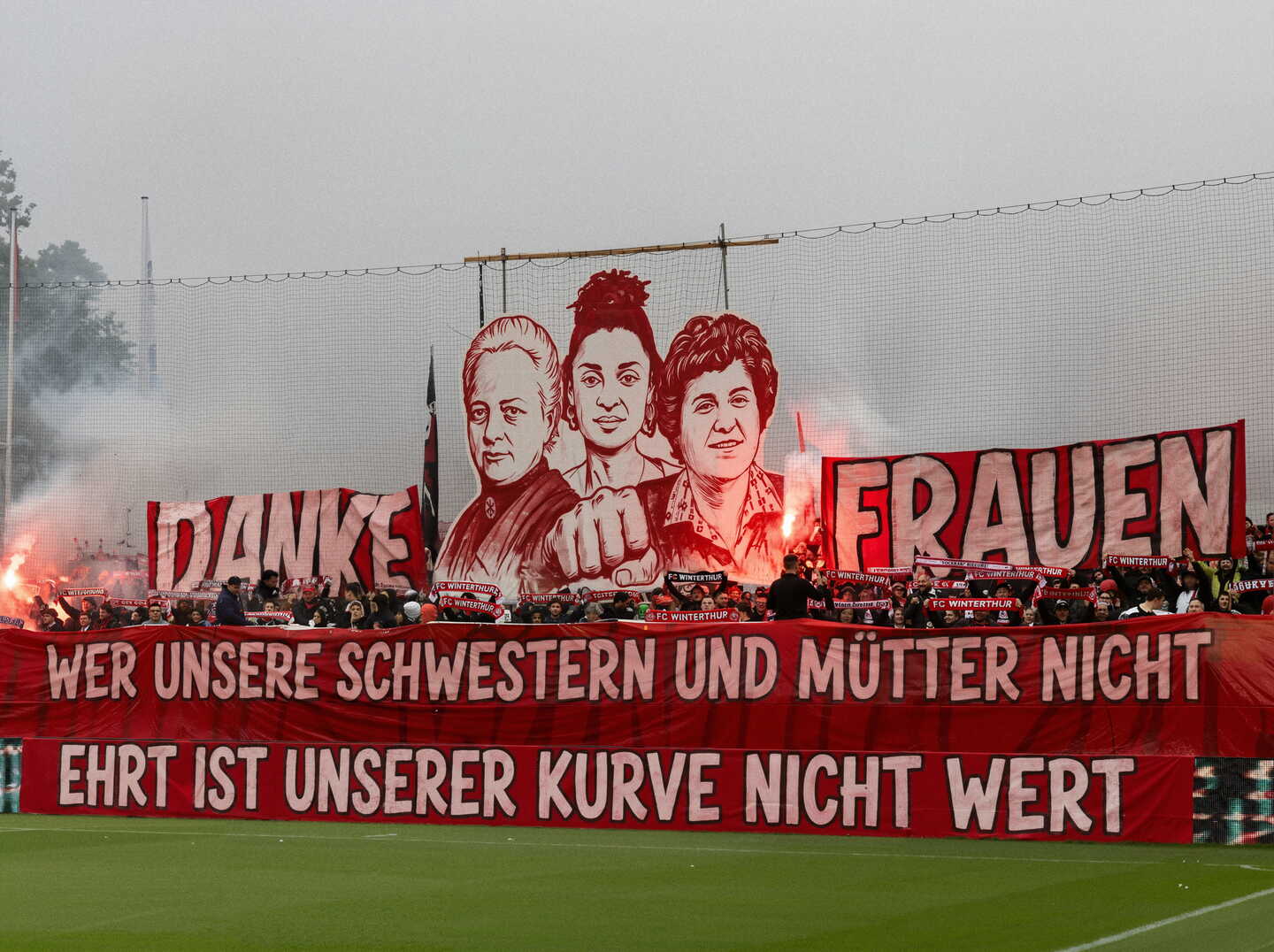 Mit KI verändertes Bild: Die Fankurve des FC Winterthur zeigt ein Banner «Wer unsere Schwestern und Mütter nicht ehrt, ist unserer Kurve nicht wert.»