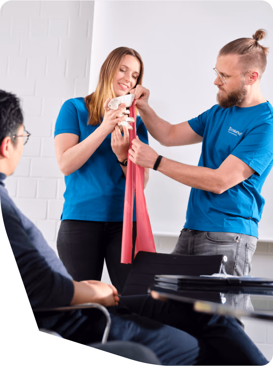 Physiotherapeutische Maßnahme direkt vor Ort – prosund in Aktion mit Mitarbeitenden