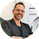 Mann vor moderner Arbeitsumgebung – positives Testimonial zu prosund