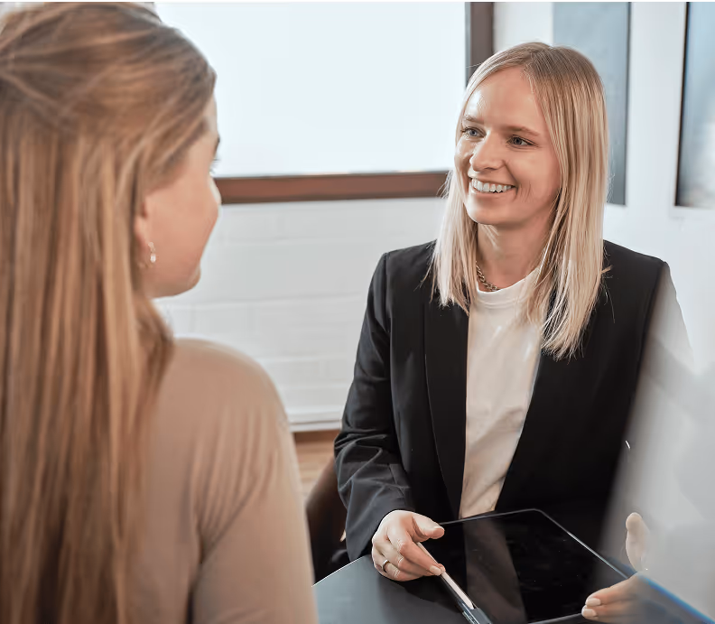 Zweiergespräch im Unternehmen über individuelle Gesundheitsmaßnahmen