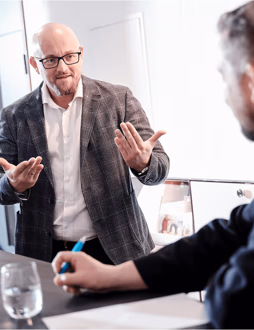 Experte von prosund bei einem Vortrag vor Mitarbeitenden