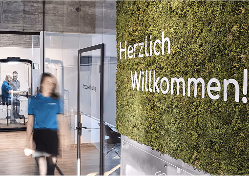 Eingangsbereich eines Unternehmens mit Begrüßung durch prosund