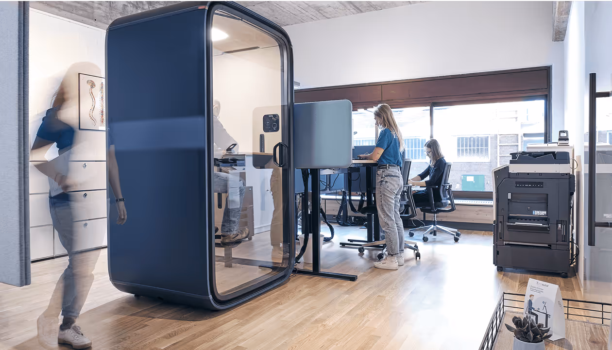 Physiotherapeutisches Beratungsgespräch mit Mitarbeitender am Schreibtisch