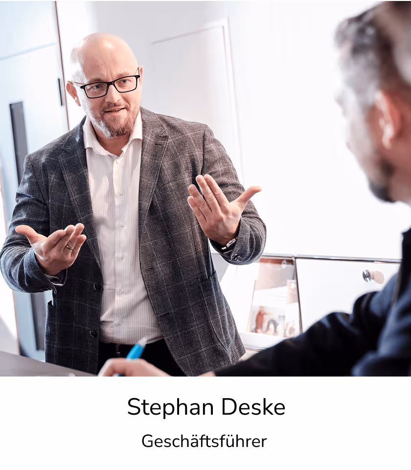 Stephan Deske, Geschäftsführer von prosund, im Gespräch mit einem Kunden über ganzheitliches Gesundheitsmanagement