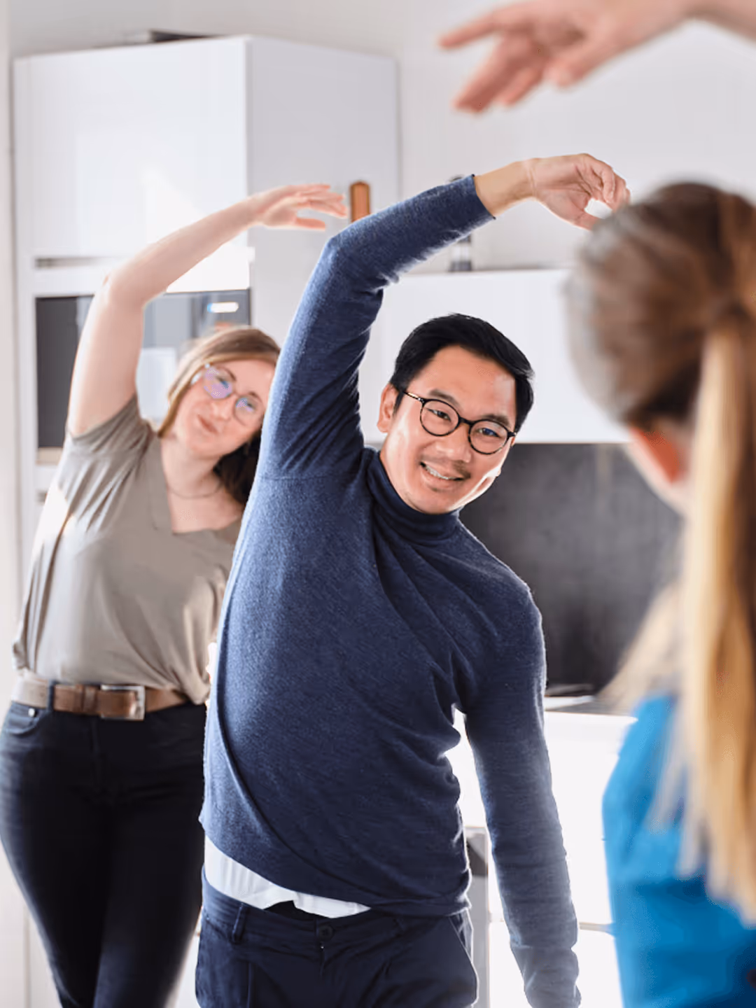 Mitarbeitende bei aktiven Dehnübungen im Gruppenworkshop mit prosund