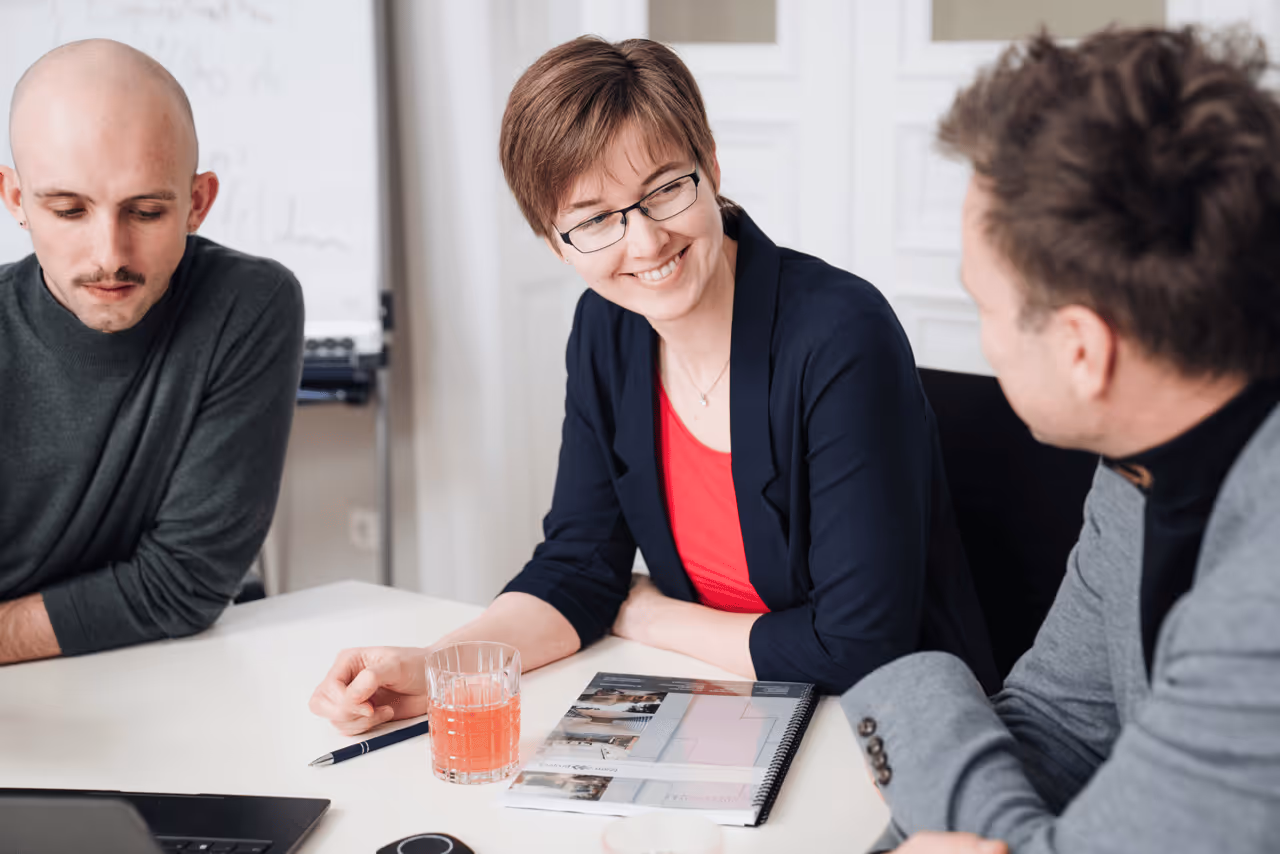 Projektbesprechung von zwei Kollegen