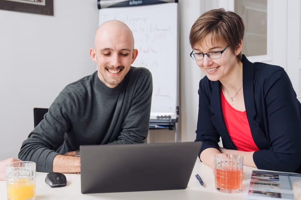 Projektbesprechung von zwei Kollegen