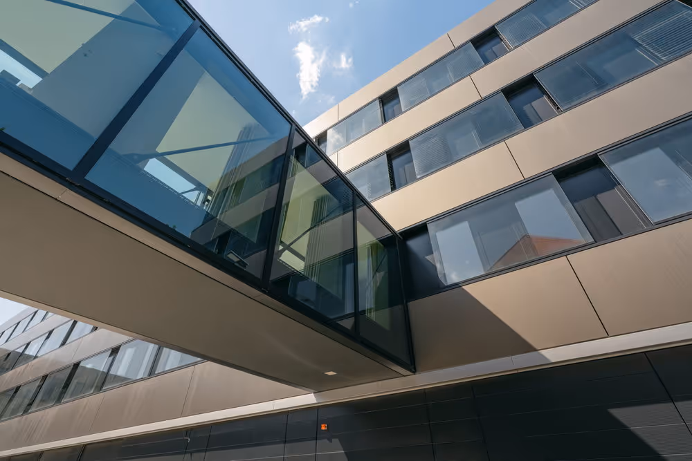 Blick nach oben auf Polizeidirektion Zwickau