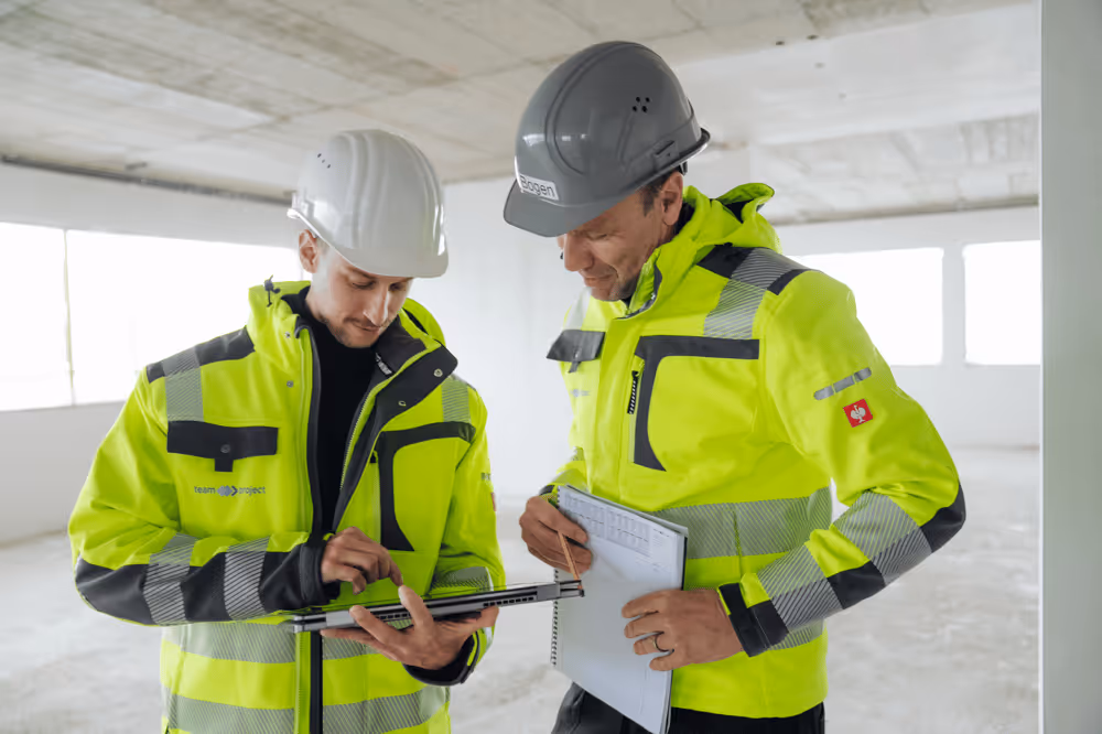 Projektbesprechung von zwei Kollegen auf der Baustelle